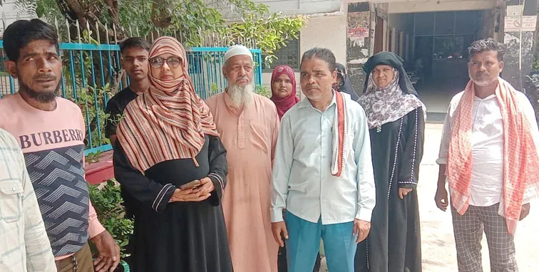 फिरोजाबाद: वार्ड नंबर 56 के लोगों का निगम में प्रदर्शन