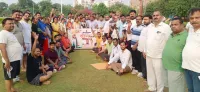 फिरोजाबाद: भाजपा महानगर के योग शिविर में सैकड़ो लोगों ने किया योगाभ्यास