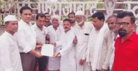 फिरोजाबाद: बिजली समस्याओं को लेकर कांग्रेसियों ने गांधी पार्क में दिया धरना