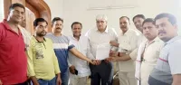 फिरोजाबाद: व्यापारियों ने सदर विधायक को सौंपा ज्ञापन
