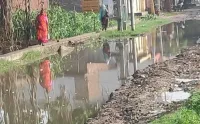 टूंडला: ग्रामीणों ने कच्ची सड़क पर जलभराव को लेकर सौंपा ज्ञापन