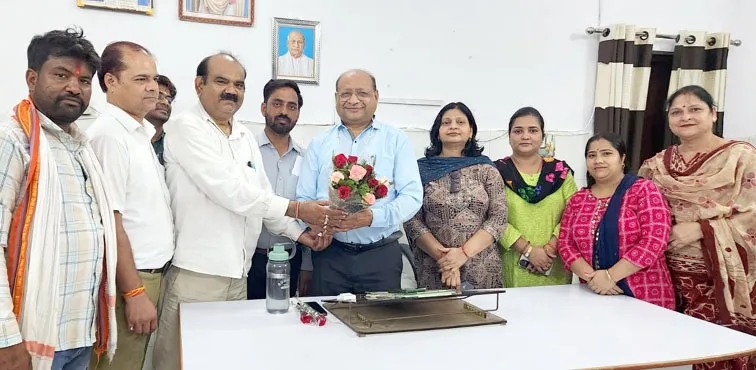 फिरोजाबाद: महिला सुरक्षा समिति ने डाॅक्टर्स डे पर सीएमएस डाॅ नवीन जैन को किया सम्मानित