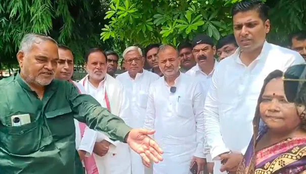 फिरोजाबाद: अभद्र टिप्पणी पर भड़के सपा नेता