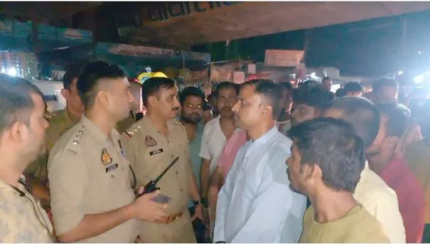 फिरोजाबाद: रविवार देर रात फ्लाईओवर से फेंके चिकिन के पंजे, खंडित होने से बचीं कांवड़