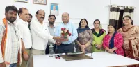 फिरोजाबाद: महिला सुरक्षा समिति ने डाॅक्टर्स डे पर सीएमएस डाॅ नवीन जैन को किया सम्मानित