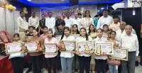 फिरोजाबाद: अग्रोह विकास समिति ने मेधावी छात्र-छात्राओं को किया सम्मानित