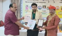 फिरोजाबाद: डॉ. विशाल यादव को विद्या वाचस्पति मानद उपाधि से किया सम्मानित
