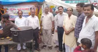 फिरोजाबाद: जय नारायणी माता सविता समाज कल्याण सेवा समिति ने बांटा प्रसाद