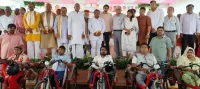फिरोजाबाद: जनप्रतिनिधियों ने दिव्यांगजनों एवं वरिष्ठजनों को प्रदान किये सहायक उपकरण