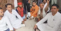 फिरोजाबाद: निगम कार्यकारिणी का चुनाव में मीडिया को बाहर निकालने पर धरने पर बैठे पार्षद
