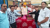 फिरोजाबाद: व्यापारियों ने केक काटकर मनाया महानगर अध्यक्ष का जन्मदिन