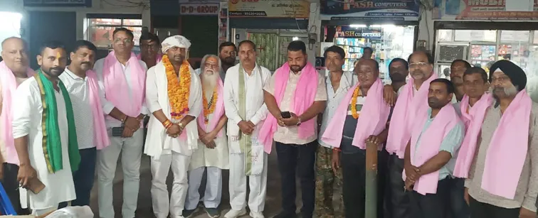 फिरोजाबाद: निवर्तमान अध्यक्ष दुष्यंत यादव ने दर्जनों व्यापारियो के साथ फिरोजाबाद उद्योग व्यापार मंडल की सदस्यता की ग्रहण