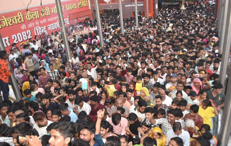 फिरोजाबाद: माॅ भगवती के प्रथम स्वरूप शैलपुत्री की हुई पूजा अर्चना