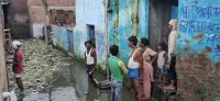 फिरोजाबाद: वार्ड 63 में जलभराव से जनजीवन बेहाल, घरों पर लिखे यह घर बिकाऊ है