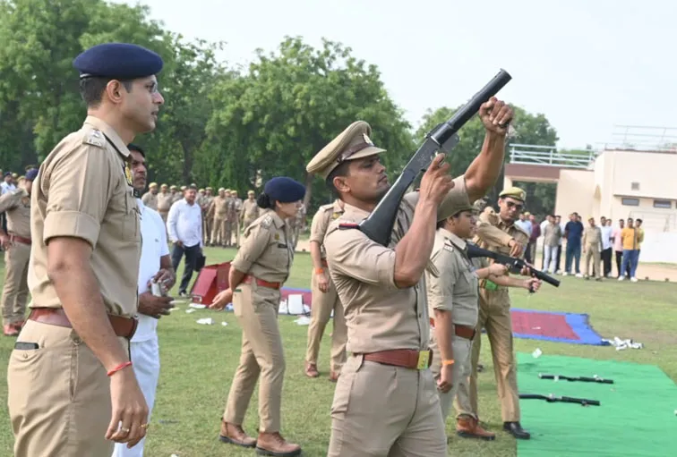 फिरोजाबाद: पुलिस लाइन में दंगा नियंत्रण उपकरणों का हुआ प्रशिक्षण