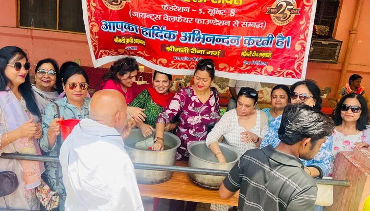 फिरोजाबाद: महिला शक्ति ने निर्जला एकादशी पर सैकड़ो मरीजों को बांटी शिकंजी व आम