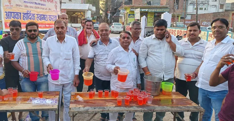 फिरोजाबाद: व्यापारियों ने किया मीठे शरबत का वितरण