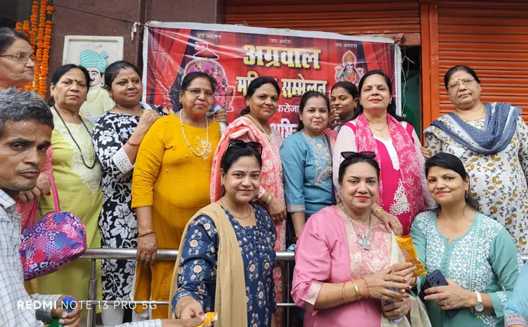 फिरोजाबाद: अग्रवाल महिला सम्मेलन ने राहगीरों को आइसक्रीम का किया वितरण