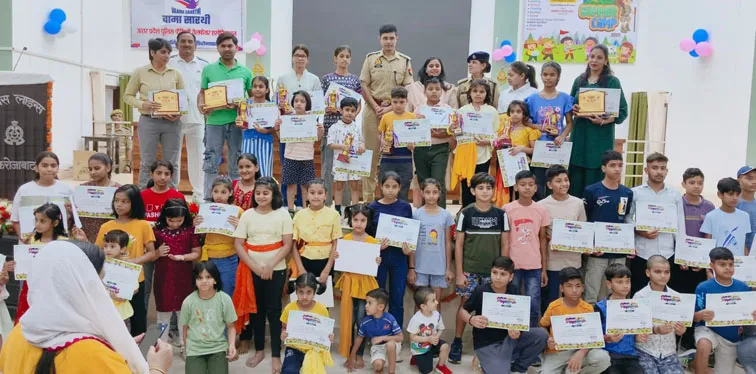 फिरोजाबाद: समर कैंप का हुआ समापन, बांटे पुरस्कार