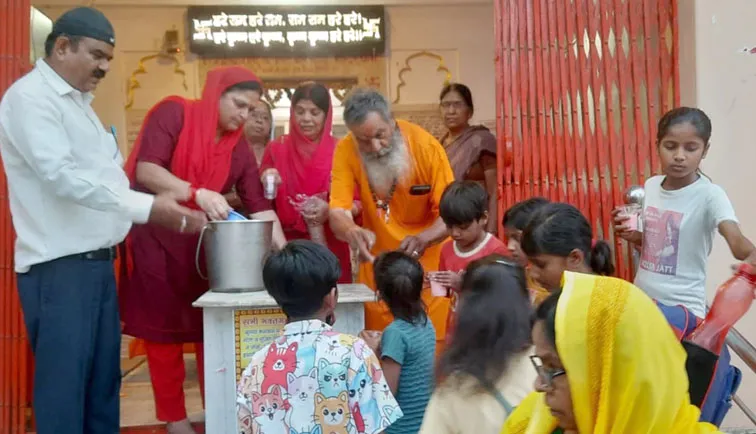 फिरोजाबाद: लेबर काॅलौनी में एकादशी पर ठंडाई का हुआ वितरण