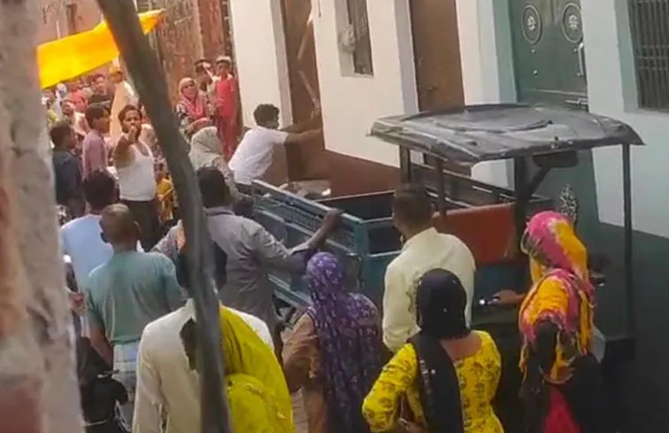 फिरोजाबाद: चिश्ती नगर में दबंगई का वीडियो वायरल