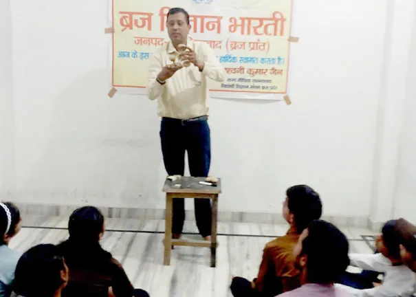 सिरसागंज: बच्चों ने आलू और माचिस की तीली से सीखी कार्बनिक योगिकों की संरचना