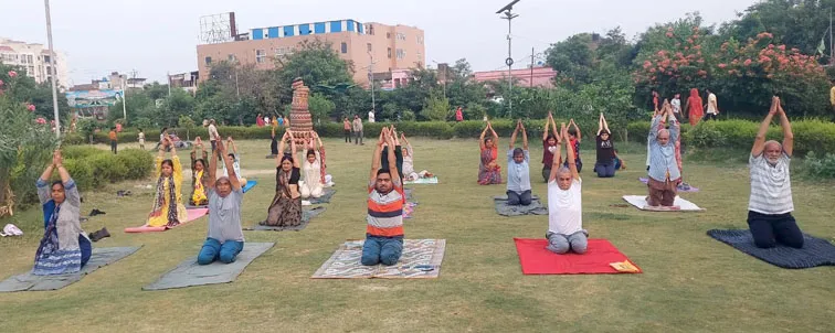 फिरोजाबाद: नोडल योग प्रशिक्षक ने योग साधकों को योग के गुर सिखाएं
