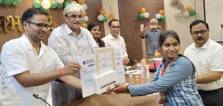 फिरोजाबाद: जनप्रतिनिधियों ने जनपद के मेधावियों को किया सम्मानित