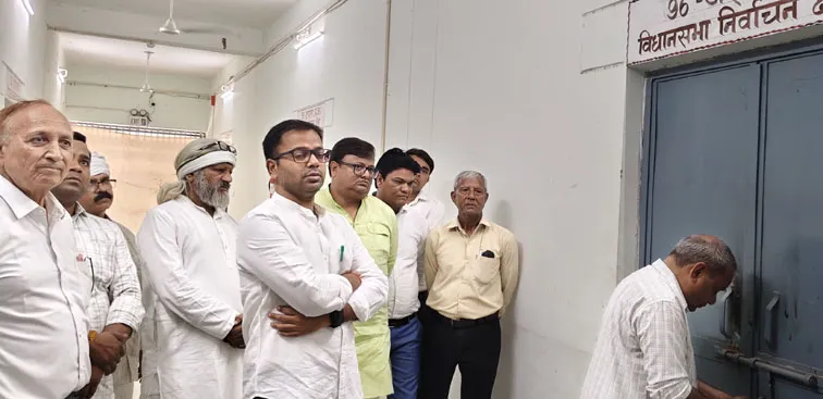 फिरोजाबाद: डीएम ने राजनैतिक दलों के प्रतिनिधियों संग ईवीएम वेयरहाउस एवं वीवीपैट का किया निरीक्षण