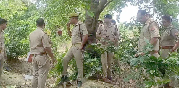 संदिग्ध हालात में पेड़ पर लटका मिला लापता युवती का शव