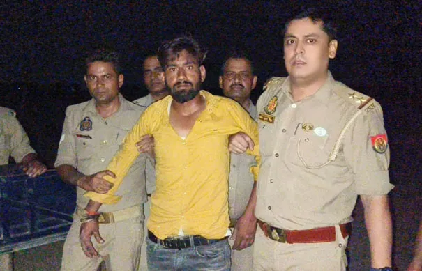 फिरोजाबाद: पुलिस मुठभेड़ 15 हजार का इनामी बदमाश पैर में गोली लगने से घायल, साथी गिरफ्तार