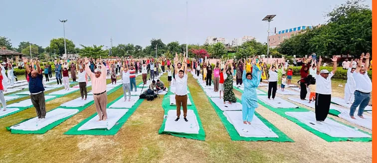 फिरोजाबाद: अटल पार्क में जनप्रतिनिधि, प्रशासनिक अधिकारियों ने किया योगाभ्यास