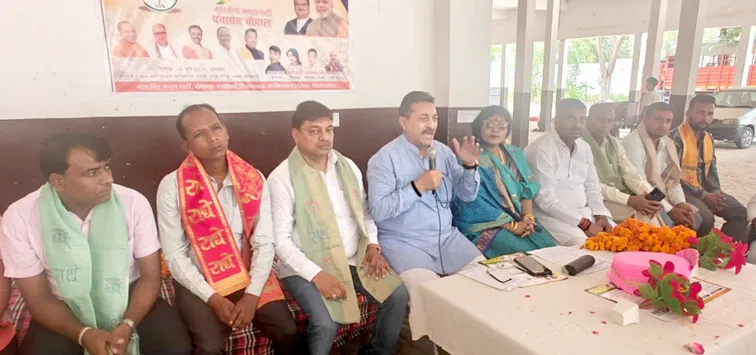 फिरोजाबाद: भाजपाईयों ने पंचायत चैपाल में केंद्र सरकार की उपलब्धियों की व्याख्यान