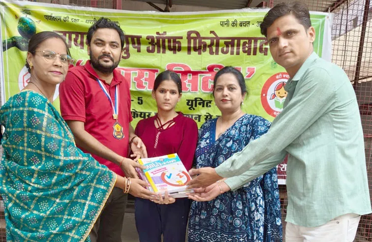 फिरोजाबाद: जायंट्स ग्रुप ऑफ फिरोजाबाद ग्लास सिटी ने अनाथ बालिका को प्रदान की पाठ्यक्रम सामग्री