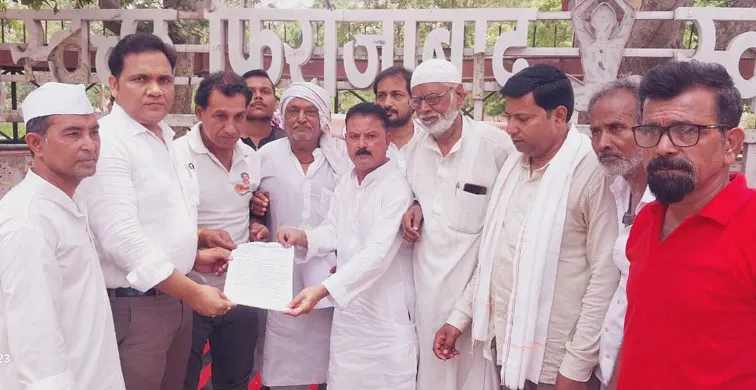 फिरोजाबाद: बिजली समस्याओं को लेकर कांग्रेसियों ने गांधी पार्क में दिया धरना