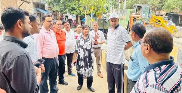 फिरोजाबाद: महापौर ने नगर आयुक्त संग नाला सफाई अभियान का लिया जायजा