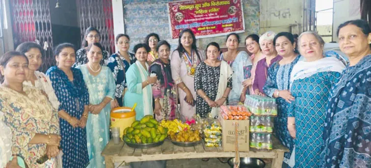 फिरोजाबाद: बन्ना वृद्धाश्रम में महिला शक्ति ने लगवाया जम्बो कूलर, वृद्वजनों को बांटी खाद्य सामग्री