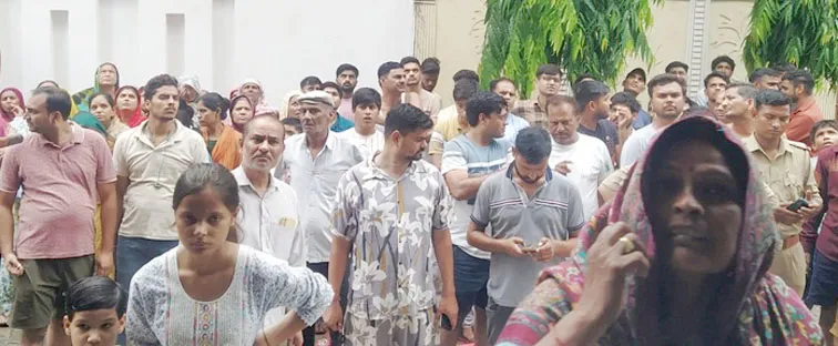 फिरोजाबाद: शार्टसर्किट से मंडी सचिव के आवास में लगी आग, हजारों का नुकसान