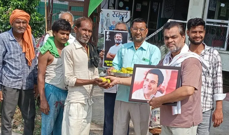 फिरोजाबाद: कांग्रेसियों ने राहुल गांधी के जन्मदिन पर बांटी मिठाई व फल