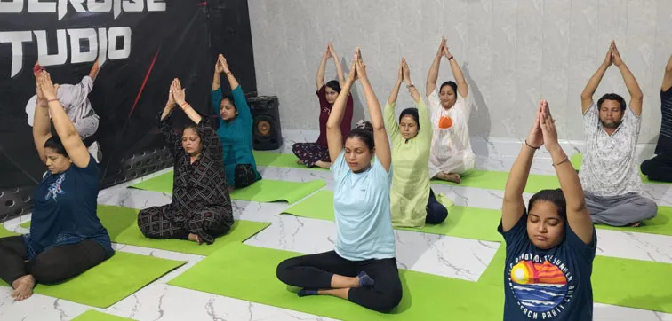 फिरोजाबाद: डांसर साइज एकेडमी में योग शिविर हुआ आयोजित