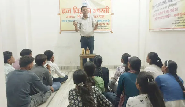 सिरसागंज: विज्ञान कैम्प में शीशे पर भूत की आकृति देखकर विद्यार्थी हतप्रभ