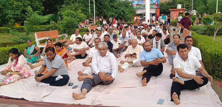 फिरोजाबाद: योग हमारे शरीर मन, बुद्धि और आत्मा के विकास के साथ ही आत्मा को परमात्मा से मिलाने का माध्यम-सदर विधायक