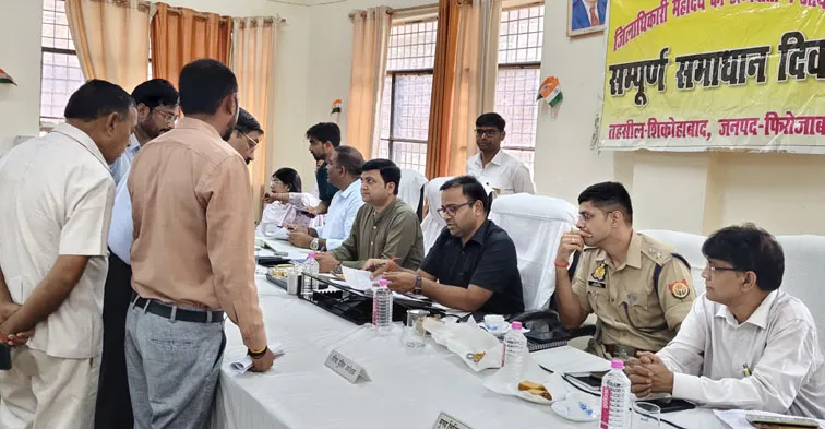 फिरोजाबाद: डीएम-एसएसपी ने संपूर्ण समाधान दिवस में सुनी लोगों की फरियाद