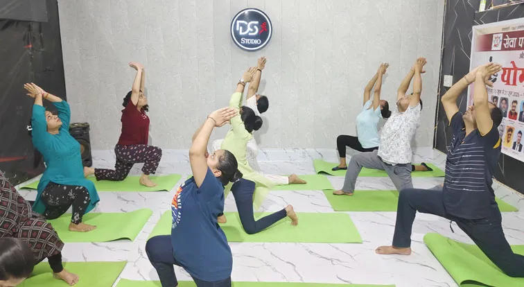 फिरोजाबाद: डांस राइज अकैडमी में धूमधाम से मनाया गया योग दिवस
