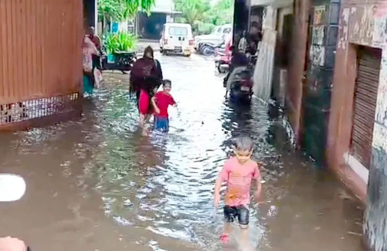 फिरोजाबाद: 20 मिनट की बारिश में पानी-पानी हुई सुहागनगरी