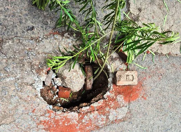 शिकोहाबाद: जल निगम द्वारा डाली गई पाइप लाइन धंसी, सड़क के बीचोंबीच हुआ गड्ढा