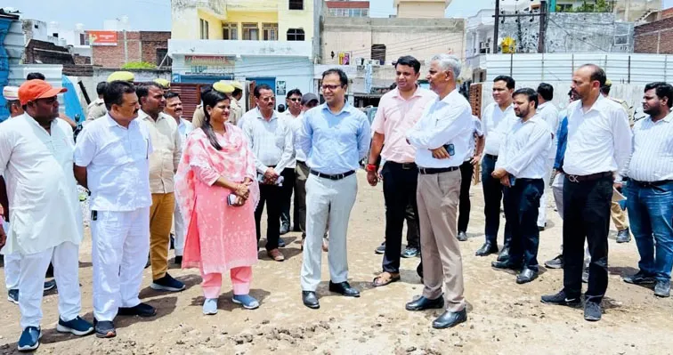 फिरोजाबाद: मंडलायुक्त आगरा ने स्मार्ट सिटी के अंतर्गत शहर में चले रहे विकास कार्यो का लिया जायजा