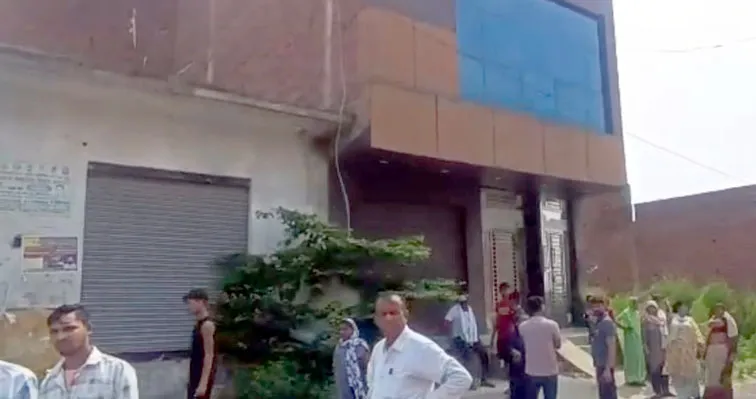 फिरोजाबाद: देवी देवताओं के नाम को अपमानित कर रहे होटल संचालक