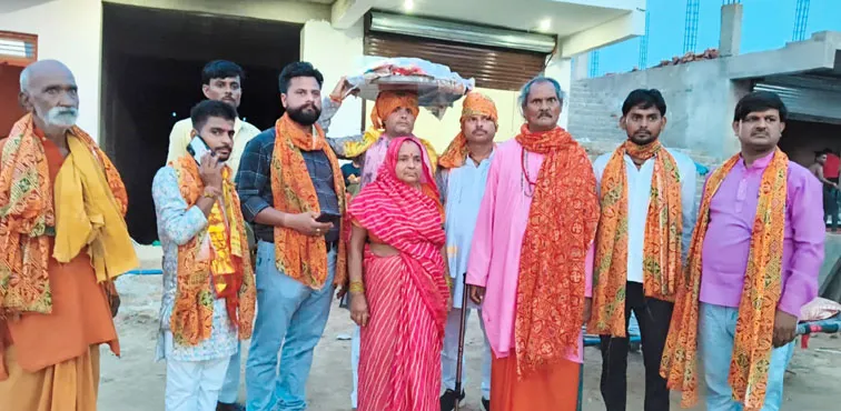 फिरोजाबाद: माता कामाख्या देवी के खुले कपाट, दर्शन को उमड़ी भक्तों की भीड़