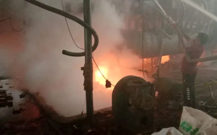 भट्टी लीक होने से कांच फैक्ट्री में लगी आग, जान बचाकर भागे मजदूर